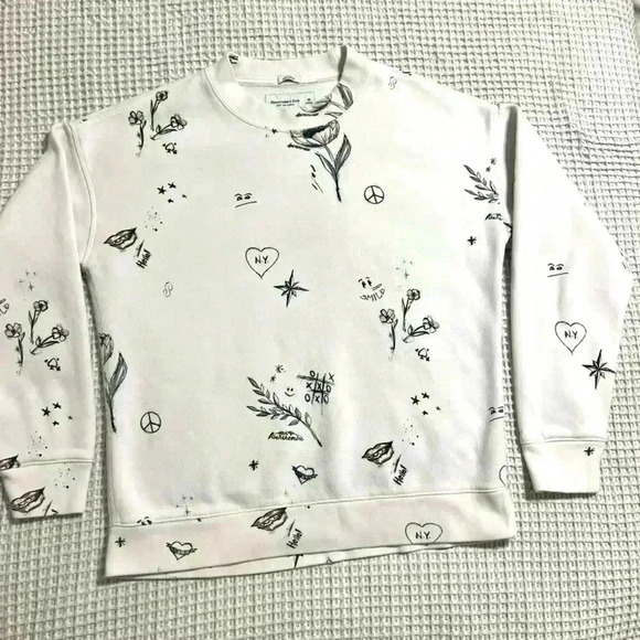 Abercrombie & Fitch Sweaters - Abercrombie & Fitch Relaxed
Soft A&F Fleece White Graffiti Size M